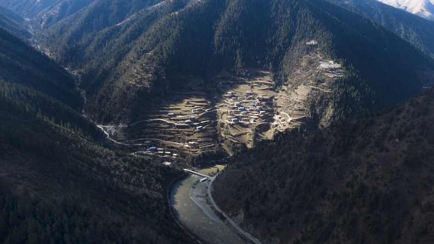 山坳里的班玛县